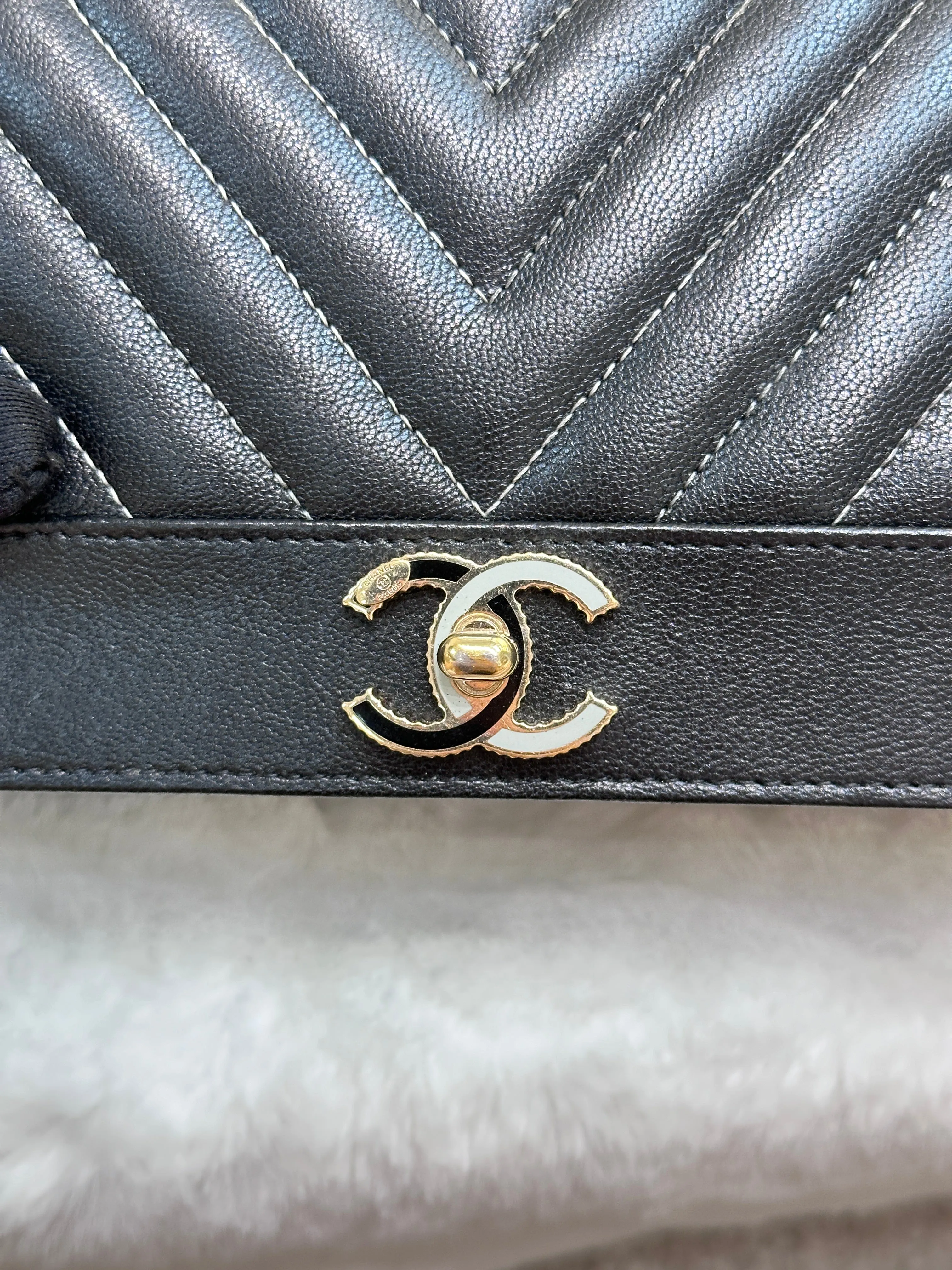 Chanel V Stitch Calfskin Chain wallet Black GHW