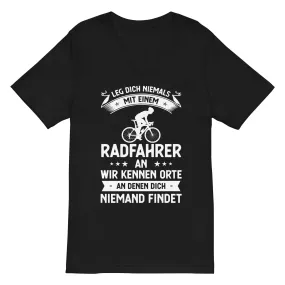 Leg Dich Niemals Mit Einem Radfahrer An Wir Kennen Orte An Denen Dich Niemand Findet - Herren V-Neck Shirt