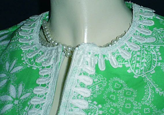 *NEW WITH TAG - VINTAGE EVELYN PEARSON DRESSING GOWN ROBE IN LUCITE GREEN & WHITE