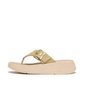 รองเท้าแตะแบบหูหนีบ ผู้หญิง รุ่น F-MODE BUCKLE SHIMMERLUX FLATFORM TOE-POST SANDALS